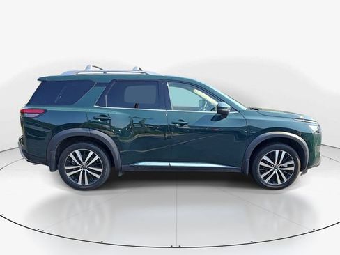 Used 2025 Nissan Pathfinder Platinum FWD image 2