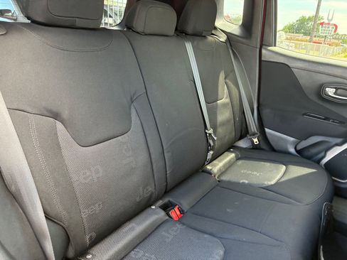 Used 2015 Jeep Renegade Latitude FWD image 25