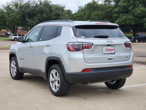 Used 2025 Jeep Compass Latitude AWD/4WD image 4