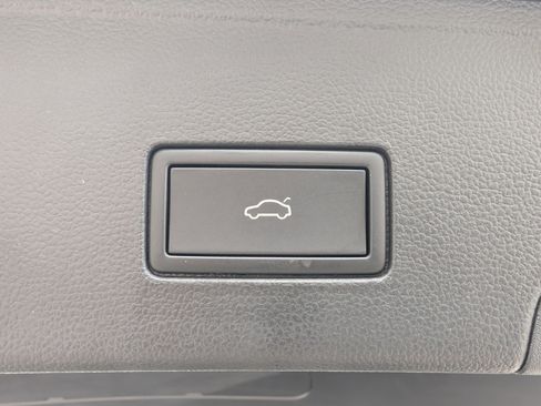 Used 2024 Volkswagen Atlas Cross Sport SE image 19