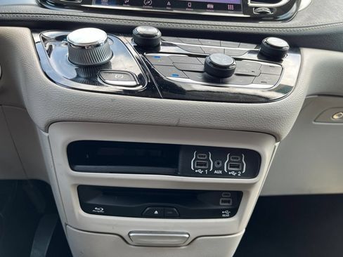Used 2022 Chrysler Pacifica Touring-L w/ Uconnect Theater Family Group FWD image 13