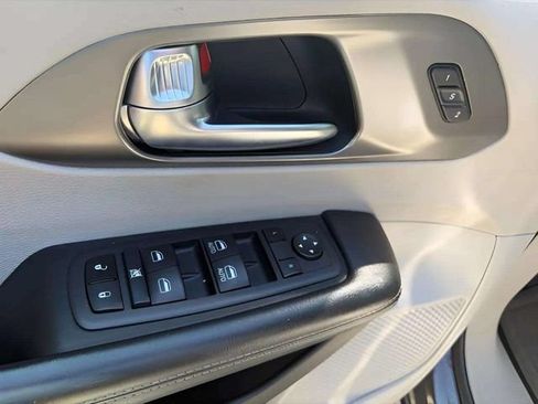 Used 2022 Chrysler Pacifica Touring-L FWD image 7
