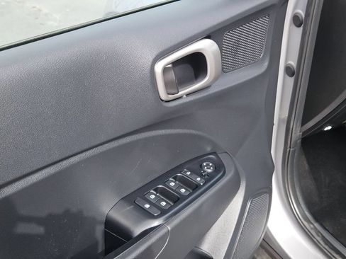 Used 2025 Hyundai Venue SEL FWD image 15