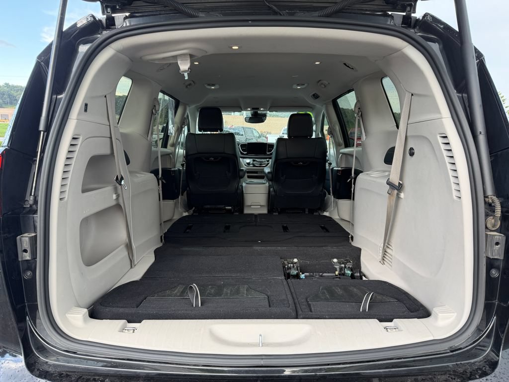 Used 2023 Chrysler Pacifica Touring-L FWD image 12