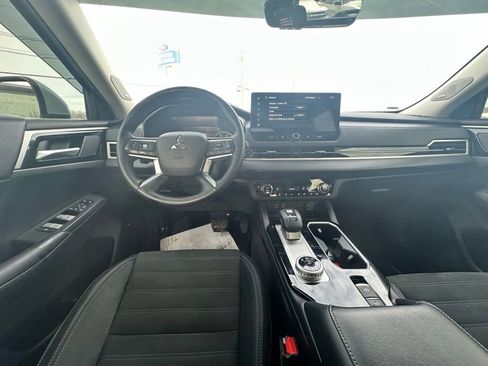Used 2025 Mitsubishi Outlander SE image 14