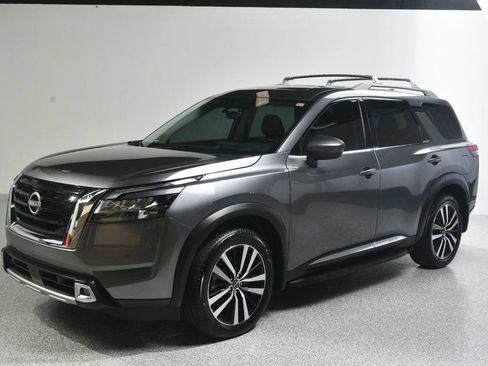 Used 2024 Nissan Pathfinder Platinum FWD image 2