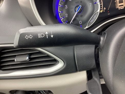 Used 2023 Chrysler Pacifica Touring-L image 18