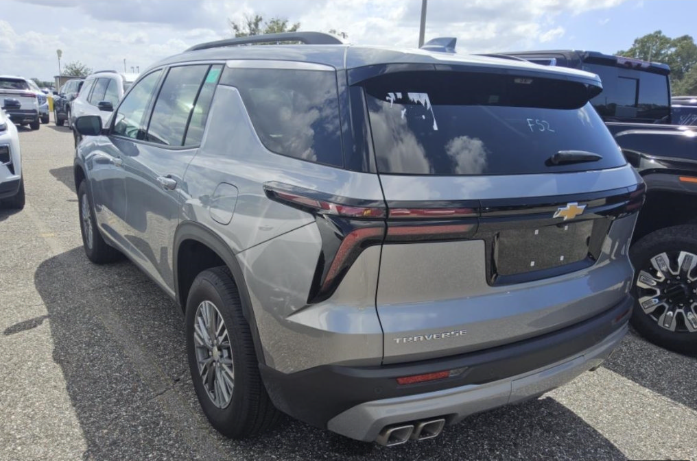 Used 2026 Chevrolet Traverse LT w/ Driver Confidence Package FWD image 4