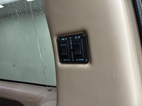 Used 2017 Chevrolet Express 2500 Extended RWD image 5
