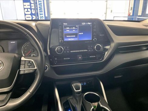Used 2022 Toyota Highlander LE AWD/4WD image 18