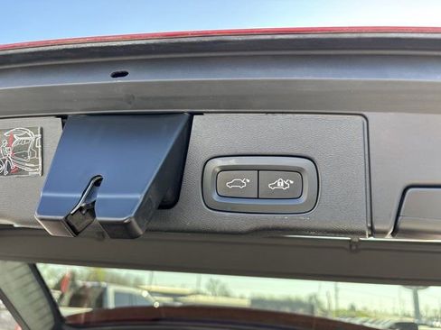 Used 2019 Volvo XC60 T5 Momentum w/ Multimedia Package image 9