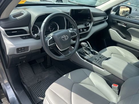 Used 2023 Toyota Highlander XLE image 9