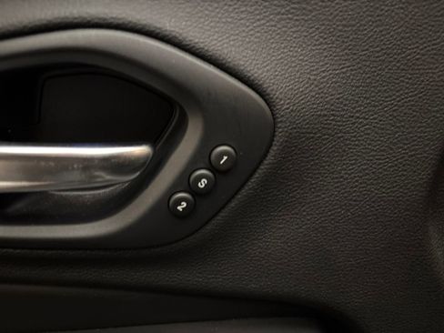 Used 2019 Jeep Cherokee Limited FWD image 12