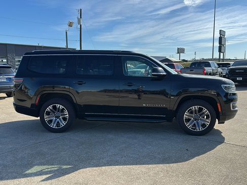 Used 2024 Jeep Wagoneer Series II w/ Flexible Seating Group image 9