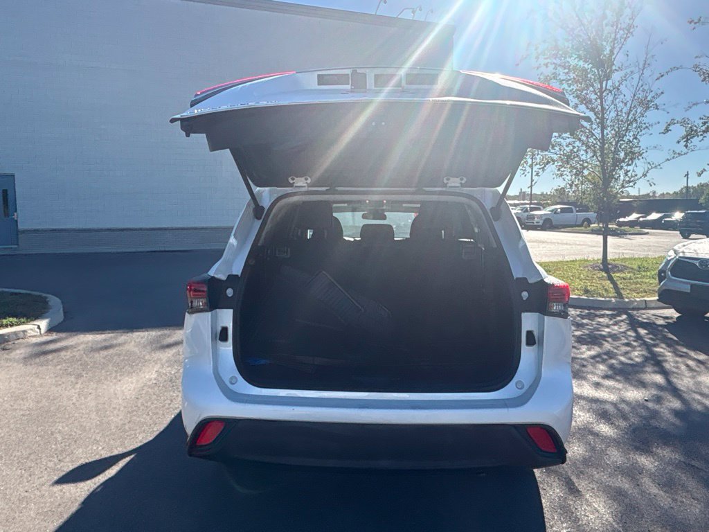 Used 2022 Toyota Highlander L FWD image 21