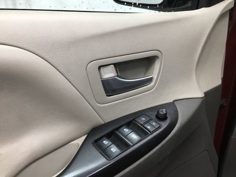Used 2018 Toyota Sienna LE w/ Protection Package image 6