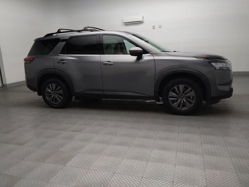 Used 2022 Nissan Pathfinder SV image 11