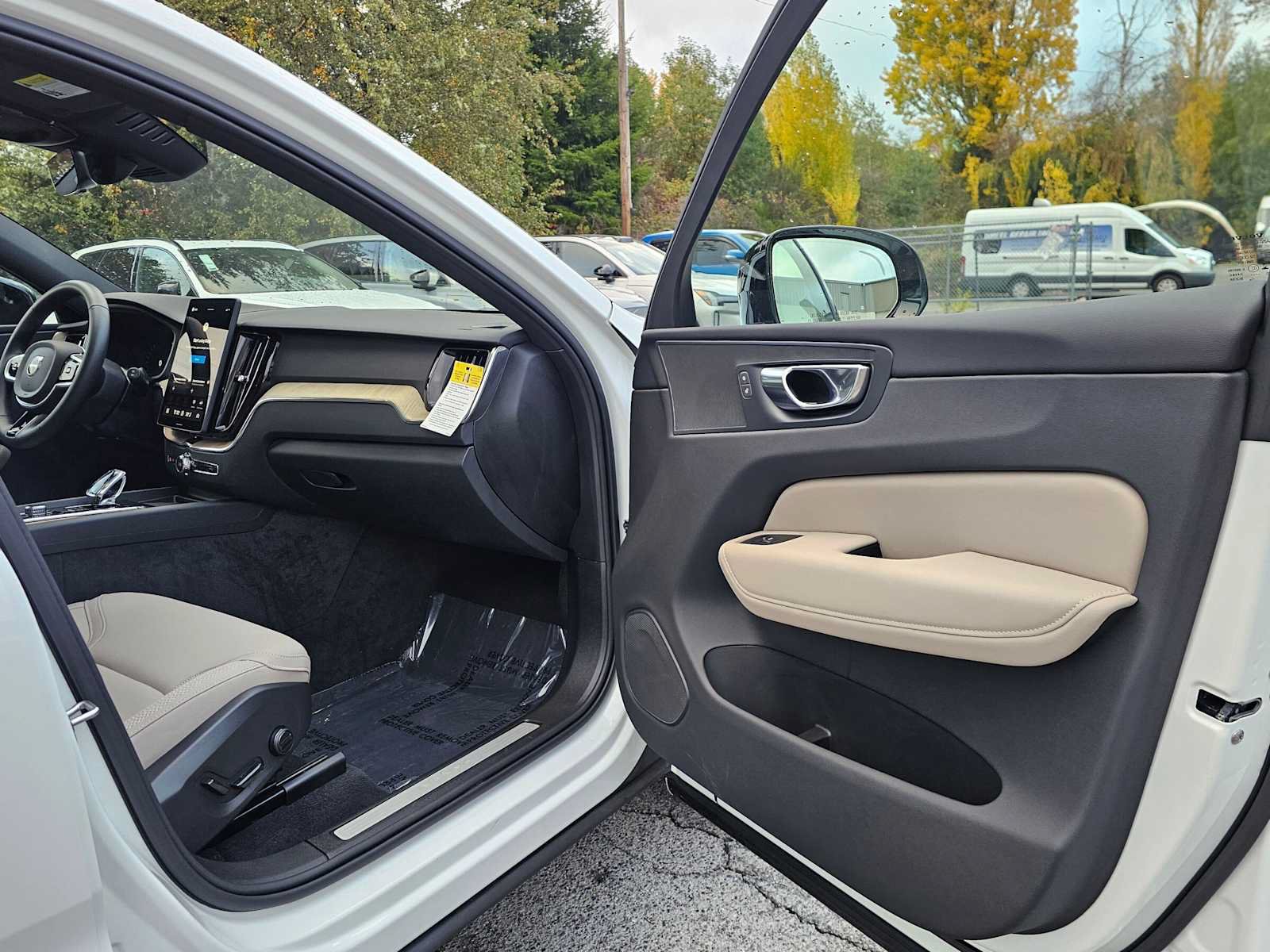Used 2026 Volvo XC60 B5 Plus w/ Climate Package AWD/4WD image 11