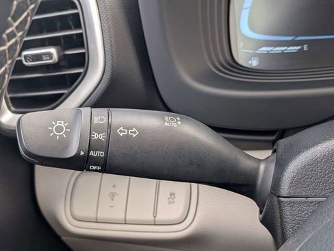 Used 2025 Hyundai Venue SEL FWD image 28