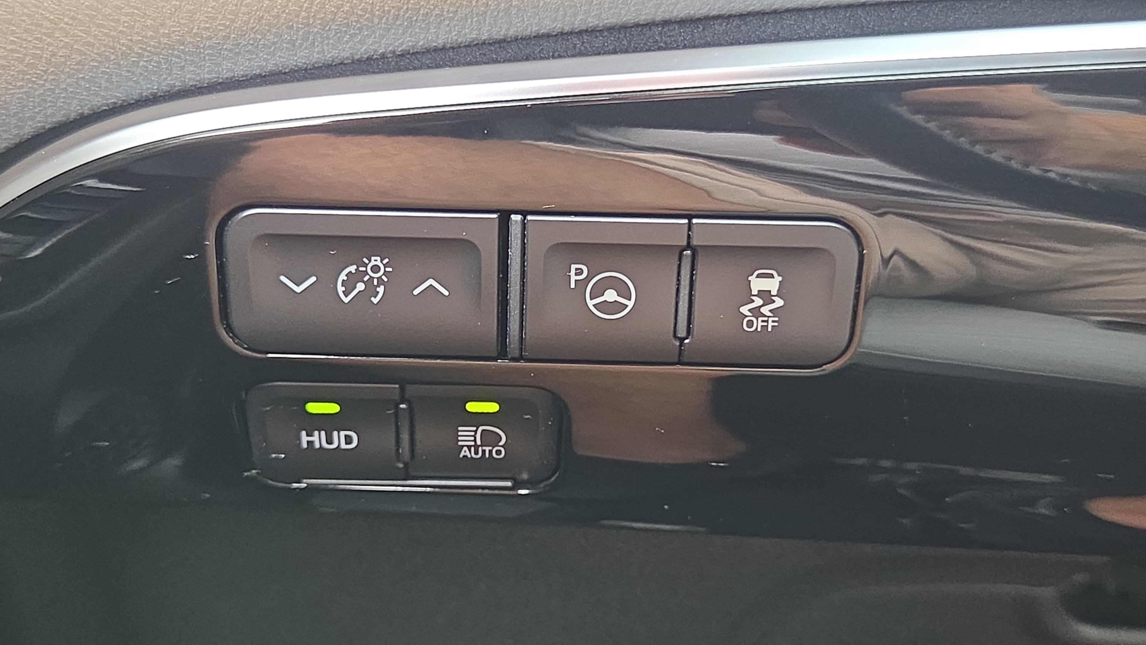 Used 2020 Toyota Prius Limited FWD image 28