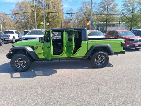 Used 2025 Jeep Gladiator Mojave w/ Convenience Group AWD/4WD image 23