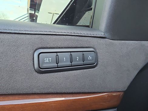 Used 2018 Cadillac Escalade Luxury image 13