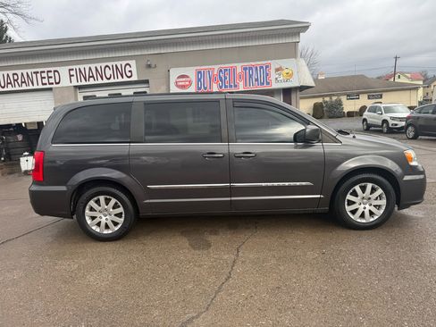 Used 2015 Chrysler Town & Country Touring image 8