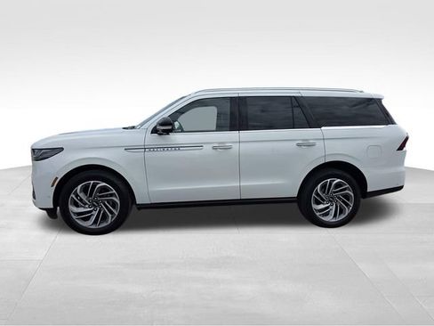 Used 2025 Lincoln Navigator Reserve AWD/4WD image 5