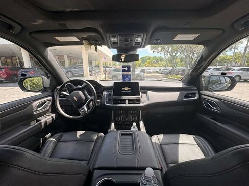 Used 2023 Chevrolet Suburban LT w/ LT Signature Package RWD image 2