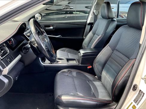 Used 2015 Toyota Camry SE w/ Moonroof Package image 8