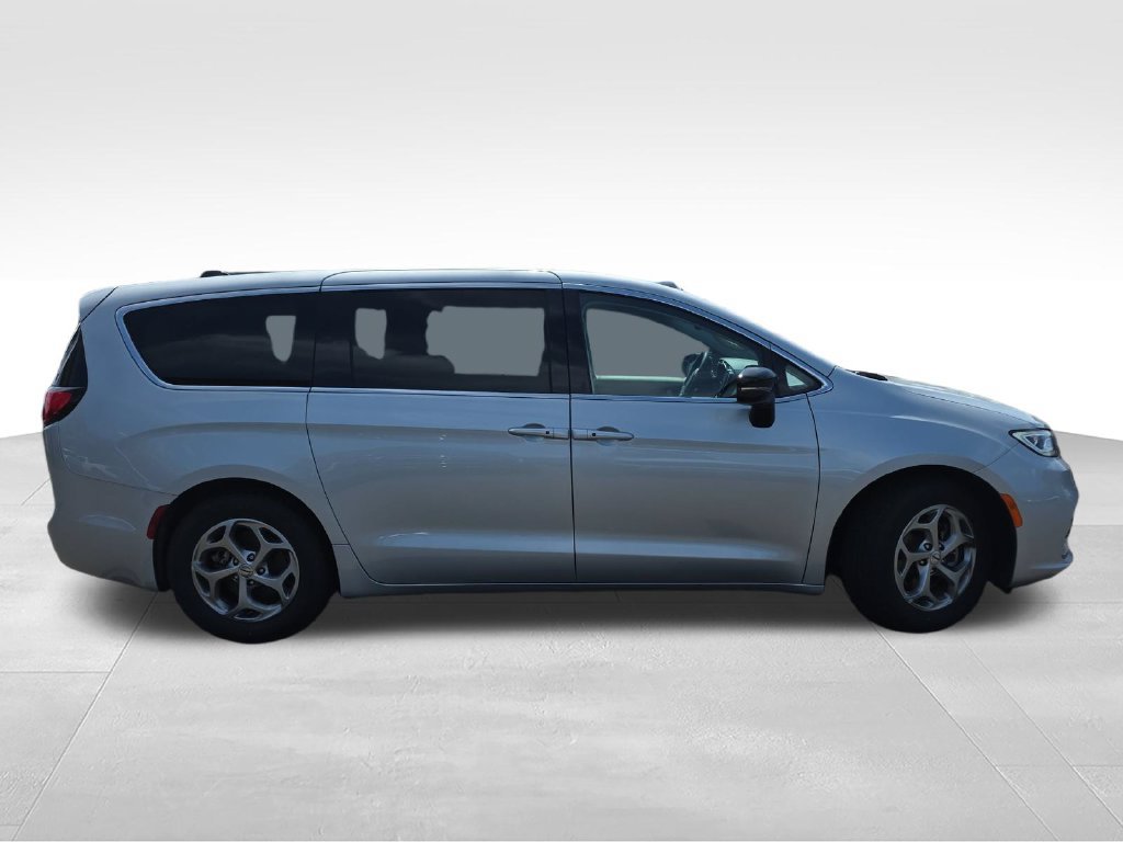 Certified 2024 Chrysler Pacifica Limited FWD image 10