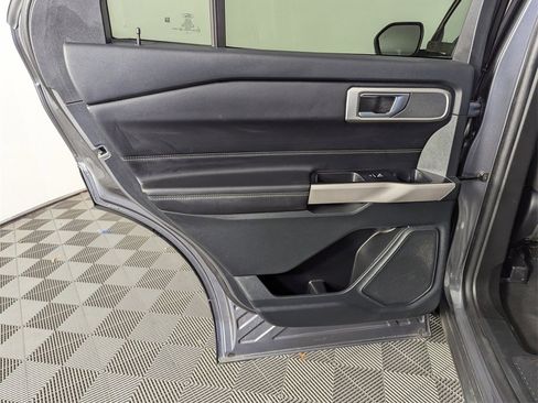 Used 2024 Ford Explorer XLT image 27