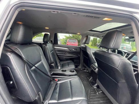 Used 2019 Toyota Highlander XLE AWD/4WD image 5