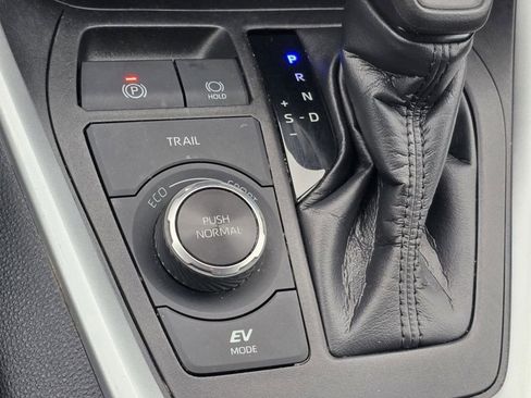 Used 2021 Toyota RAV4 XLE image 9