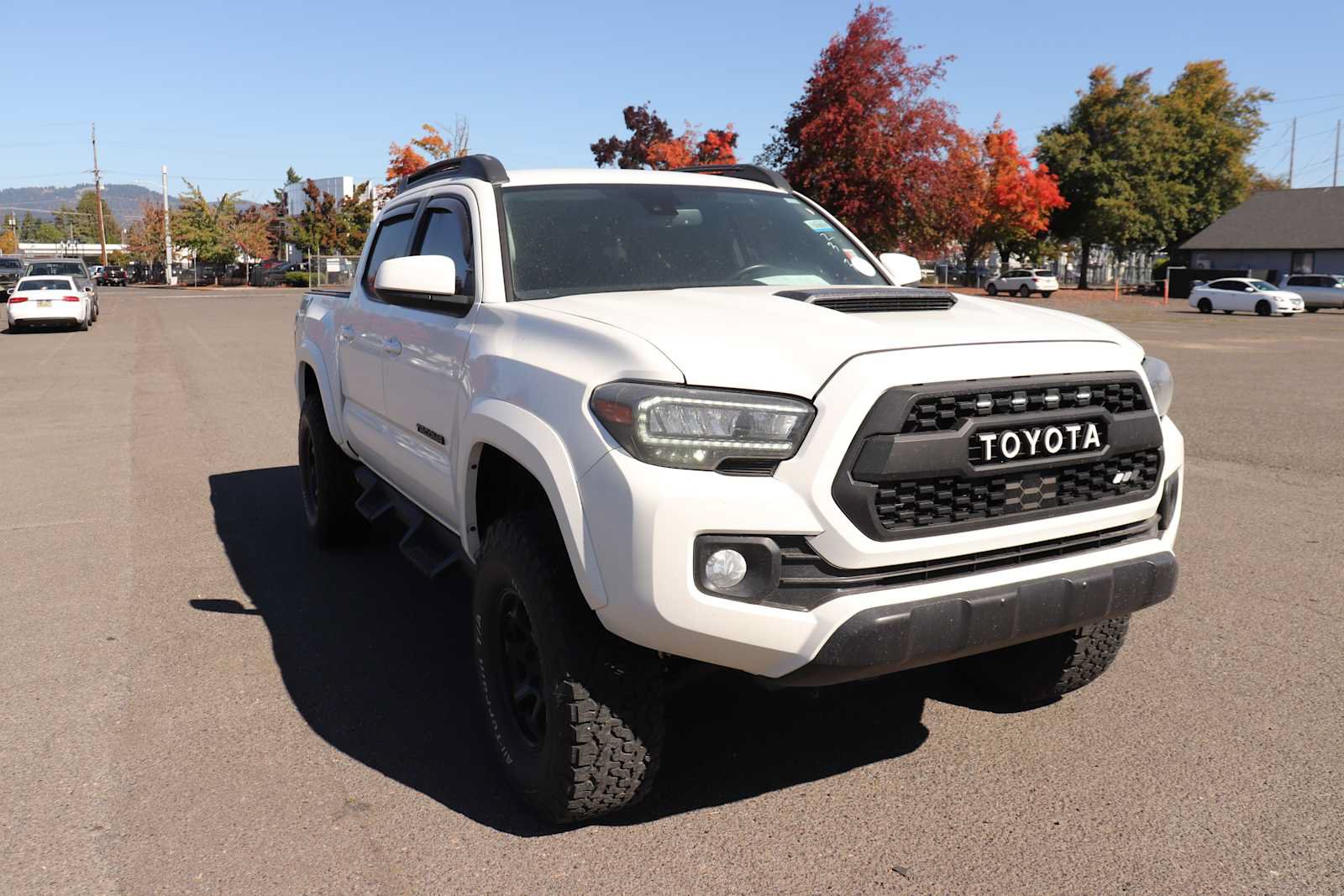 Used 2020 Toyota Tacoma SR5 w/ Blackout Package AWD/4WD image 3