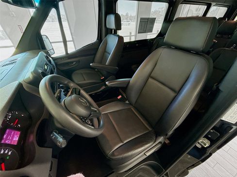 Used 2022 Mercedes-Benz Sprinter 2500 image 2