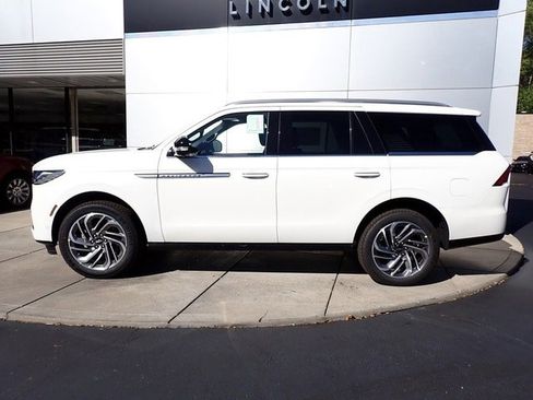 New 2025 Lincoln Navigator Reserve image 2