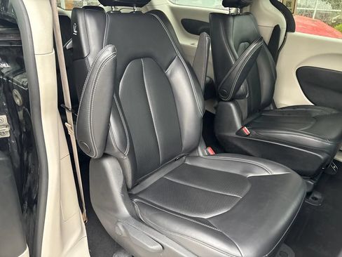 Used 2023 Chrysler Pacifica Touring-L FWD image 42