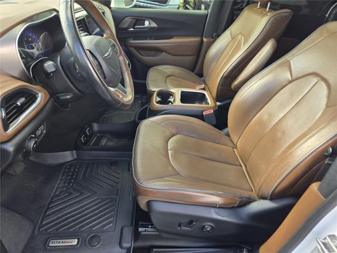 Used 2017 Chrysler Pacifica Limited FWD image 19