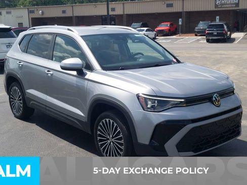 Used 2025 Volkswagen Taos SE FWD image 3
