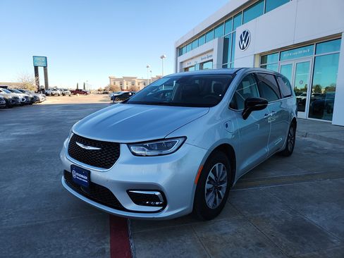 Used 2024 Chrysler Pacifica Select image 3