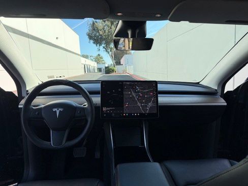 Used 2021 Tesla Model Y Long Range image 16