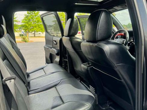 Used 2019 Toyota Tacoma TRD Off-Road AWD/4WD image 12