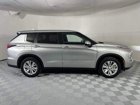 Used 2025 Mitsubishi Outlander ES FWD image 9