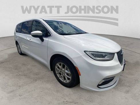 Used 2023 Chrysler Pacifica Touring-L FWD image 12
