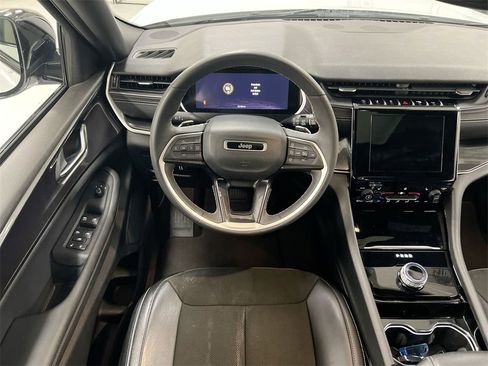 Used 2023 Jeep Grand Cherokee Altitude image 20