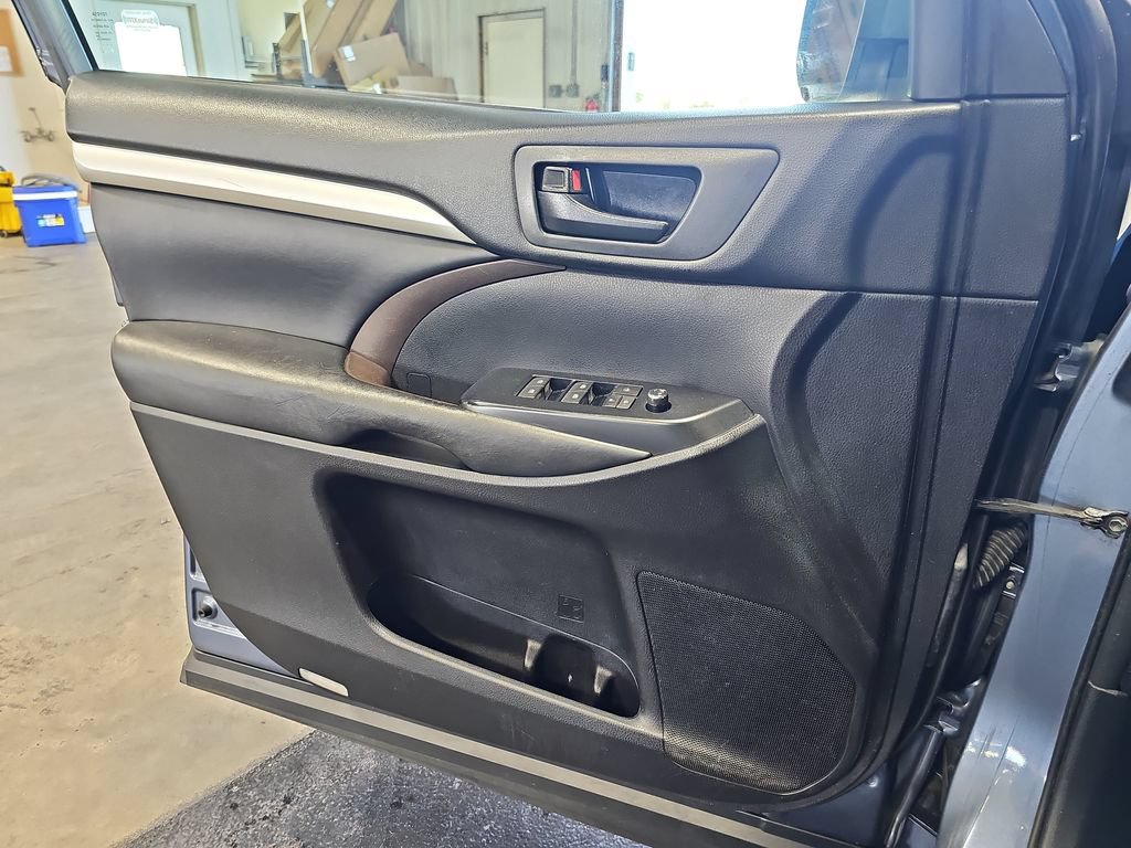 Used 2018 Toyota Highlander Plus w/ Carpet Mat Package (TMS) AWD/4WD image 29