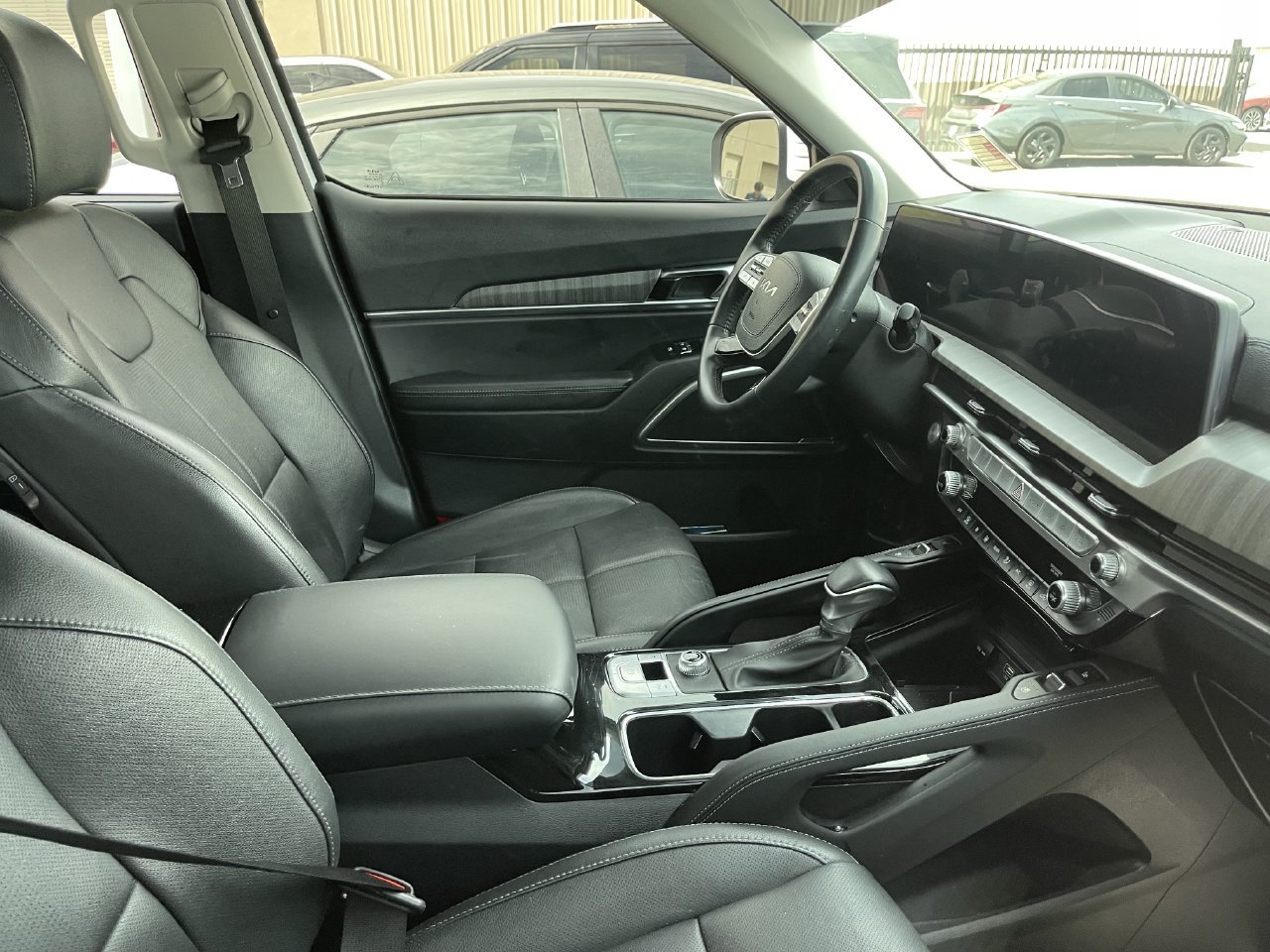 Certified 2025 Kia Telluride EX w/ EX Captain's Chair Package FWD image 6