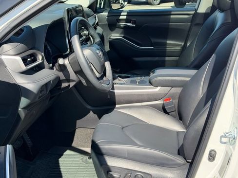 Used 2026 Toyota Highlander XLE AWD/4WD image 16