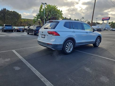 Used 2018 Volkswagen Tiguan SE w/ Panoramic Sunroof Package image 5